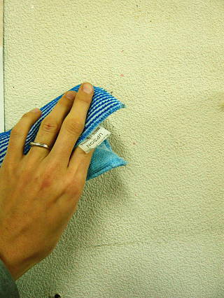 Kis タバコのやに取り洗剤 壁紙掃除用マイクロクロス ブラシスポンジ 喫煙で黄ばんだ壁や窓掃除 業務用品で最後の挑戦 お掃除専門店kis公式サイト