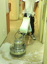 専用の床磨き機（ポリシャ）で床の頑固な汚れを除去します。